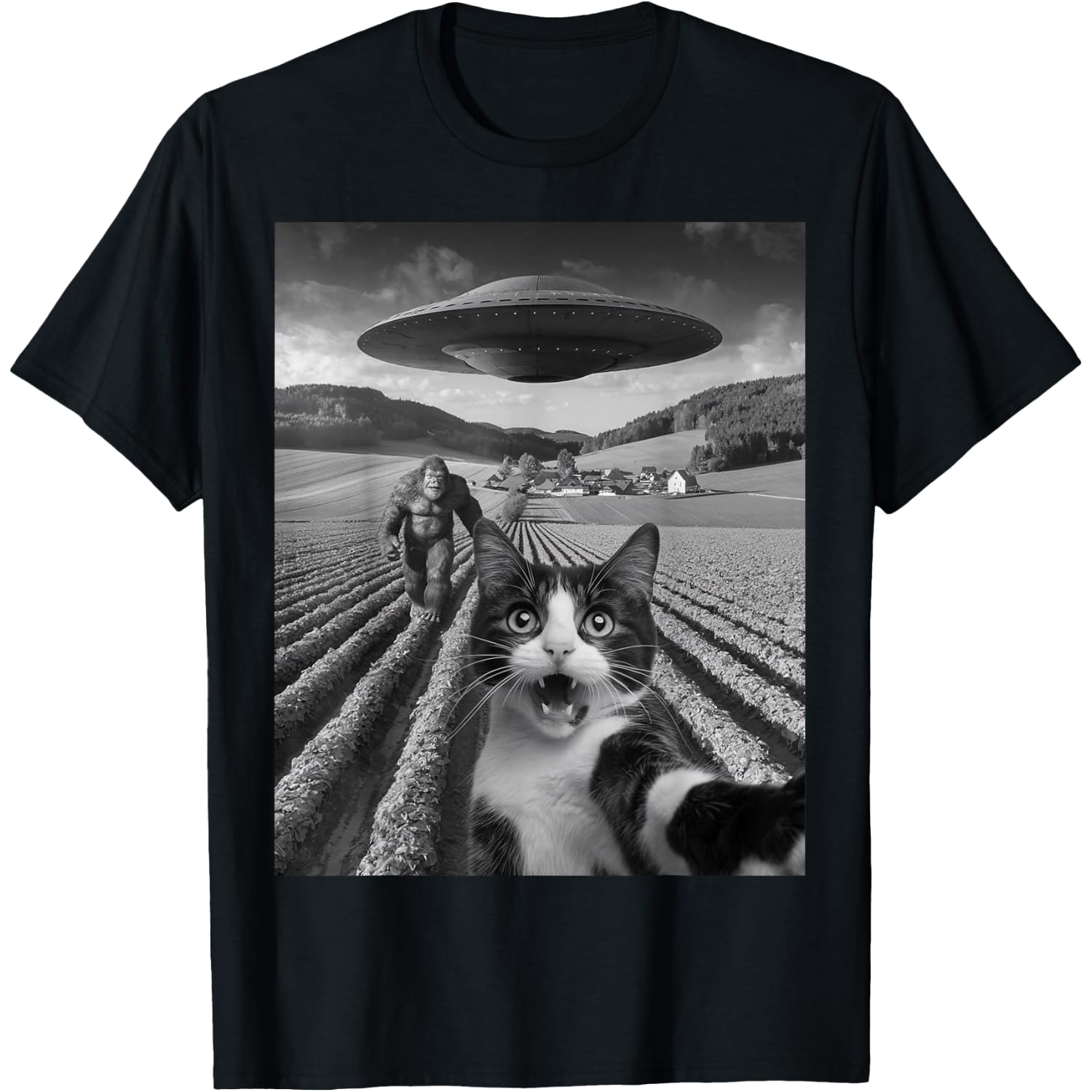 Cat Selfie With Alien UFO FunnyBigfoot Gifts For Men Women T-Shirt
